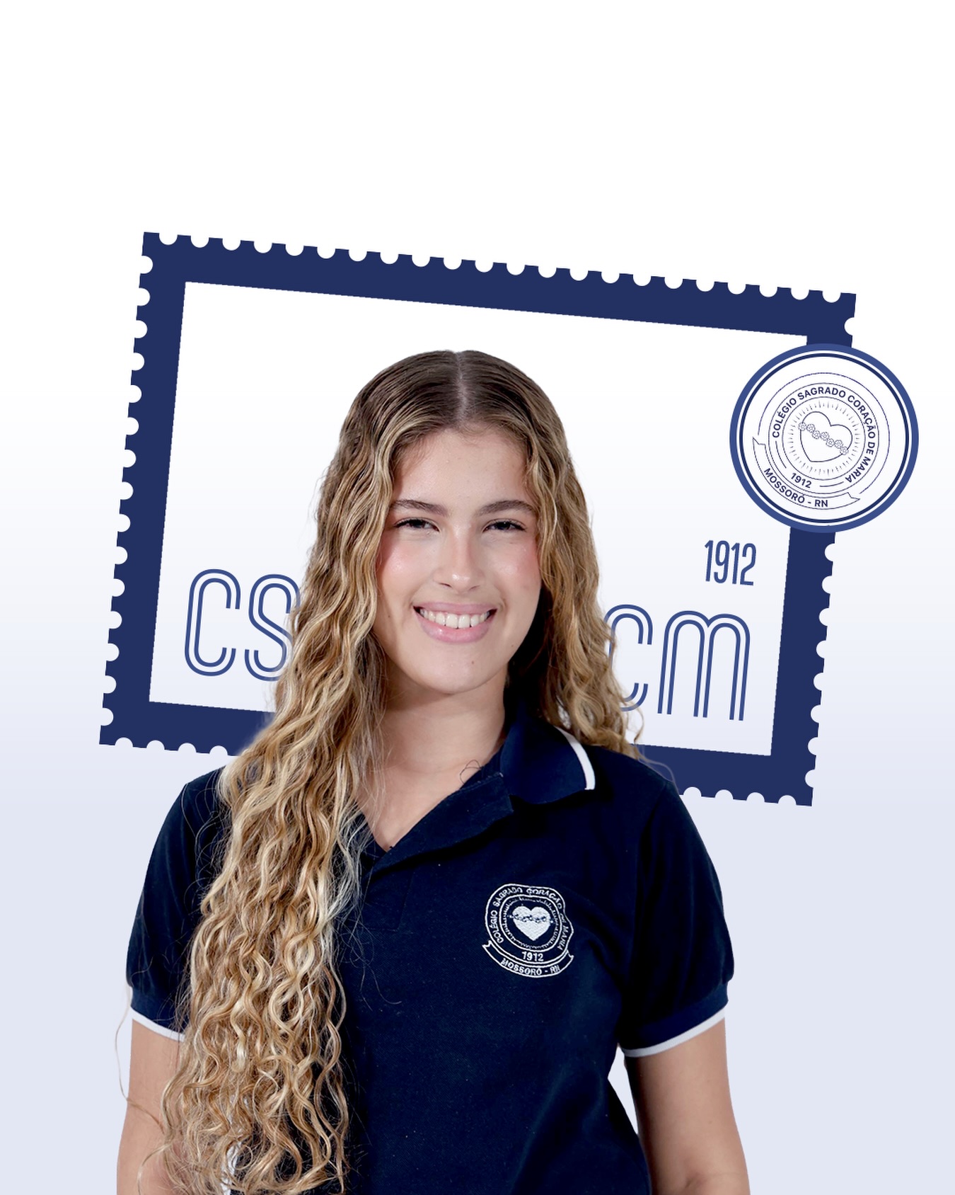 Aluna do Colégio Sagrado Coração de Maria sorrindo, com o uniforme da escola